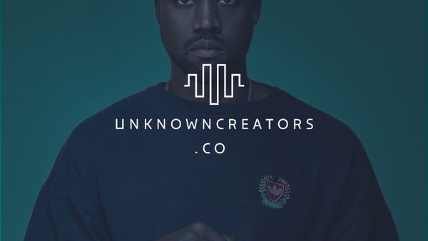 kanye west bol bir tişört ile poz veriyor