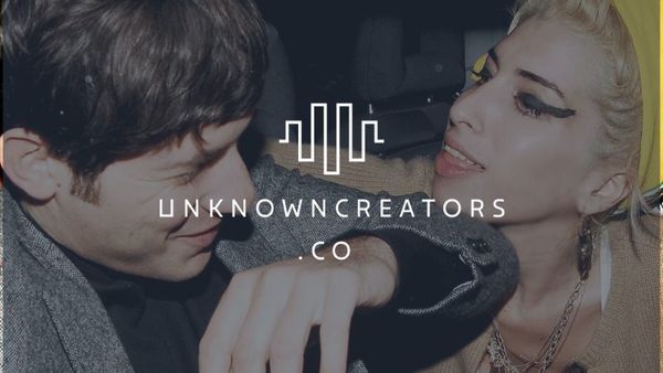 Mark Ronson ve Amy Winehouse arabanın içinde birbirlerine bakıyorlar