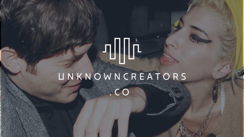 Mark Ronson ve Amy Winehouse arabanın içinde birbirlerine bakıyorlar