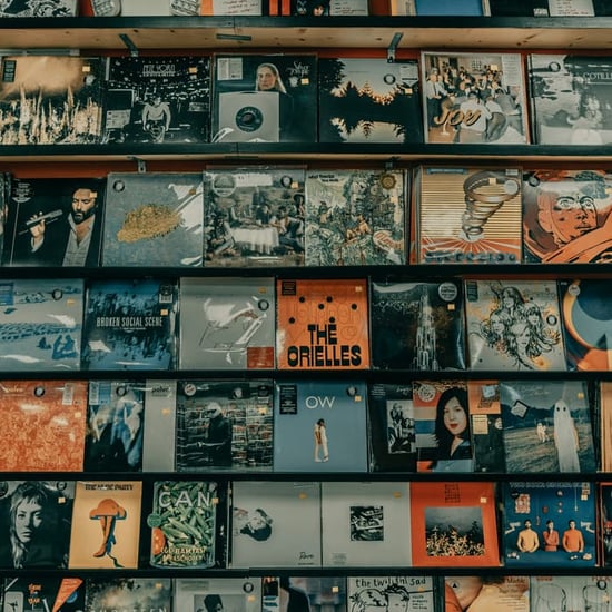 Plak rafında sıralı vinyl albümler