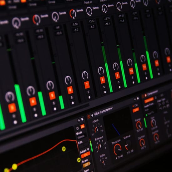 MIDI pad kontrolörü ve laptop ekranında müzik prodüksiyonu