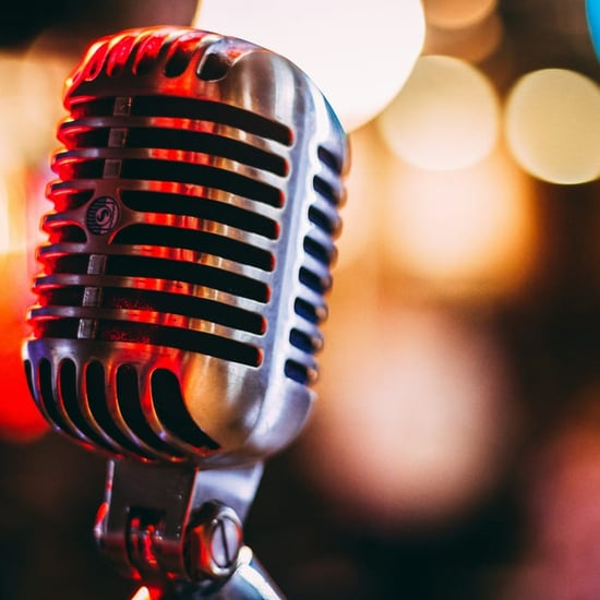 Sahne ışıkları önünde vintage bir performans mikrofonu