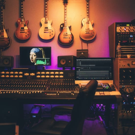 Mikser masası önünde gitarlar ve stüdyo ekranıyla prodüksiyon ortamı